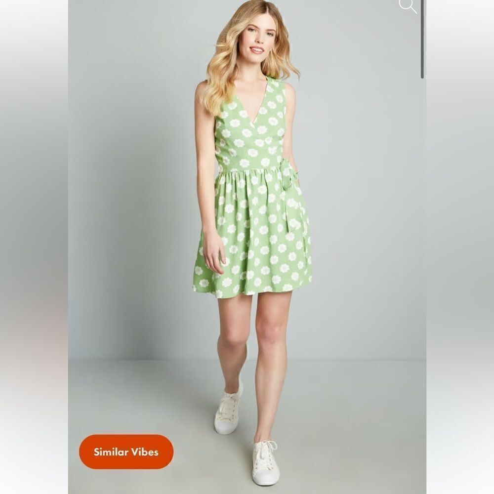 ModCloth Pose Without Saying Wrap Mini Dress in Green &โWhite Floral Daisy Print
